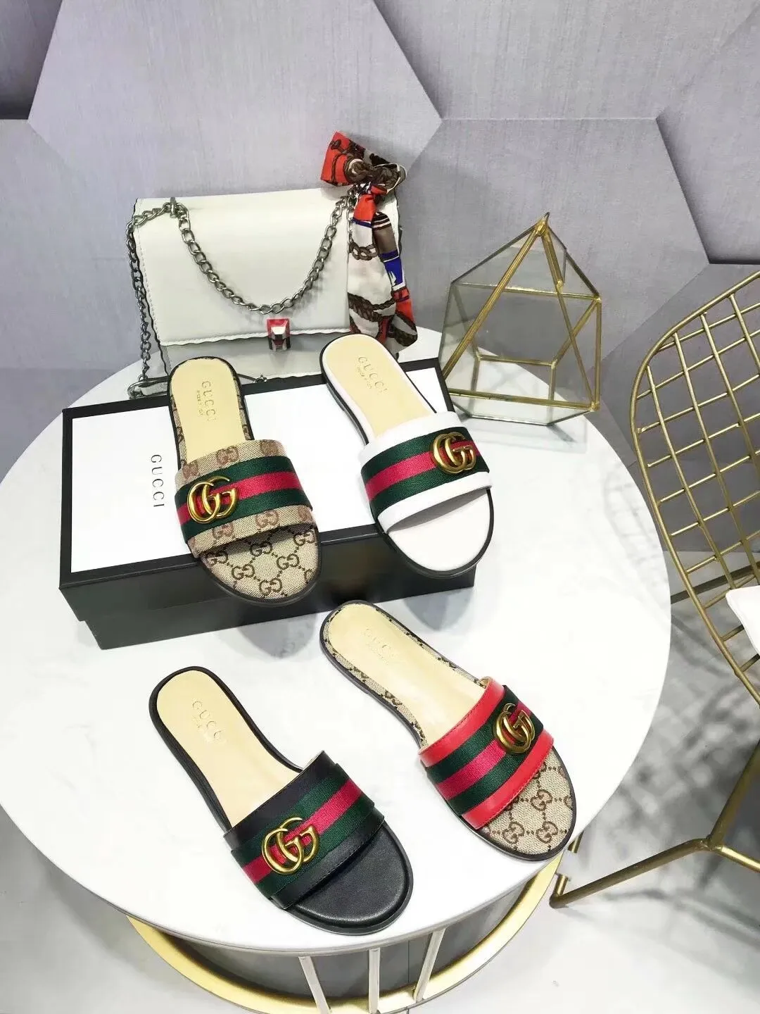 👟👟Ex-factory price 280👟👟 Gucci slippers. All in sheepskin. Sheepskin feet with original GUCCI bronze buckles. High-end atmosphere. Wear-resistant and non-slip branded rubber outsole. 35-42 yards. (41*42 can be customized, non-refundable and non-exchangeable* Welcome new and old customers to sell as shown in the picture)